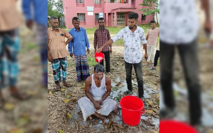 দুধ দিয়ে গোসল করে অনলাইন জুয়া ছাড়লেন নিঃস্ব যুবক!