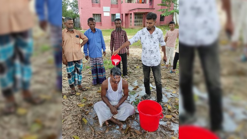 দুধ দিয়ে গোসল করে অনলাইন জুয়া ছাড়লেন নিঃস্ব যুবক!