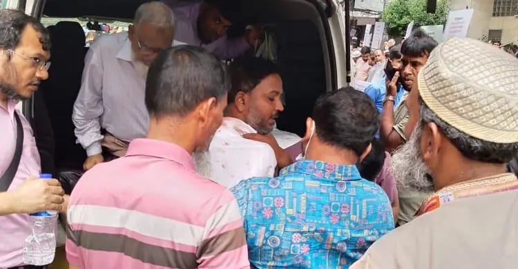 মতিঝিলে ইসলামী ব্যাংকের সামনে দুই পক্ষের সংঘর্ষ, আহত ৫৫