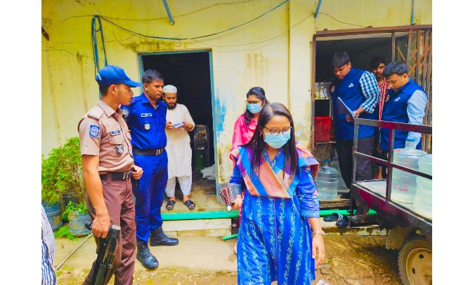 ফরিদপুরে বিএসটিআইয়ের অভিযান, দুই প্রতিষ্ঠানে ৬০ হাজার টাকা জরিমানা