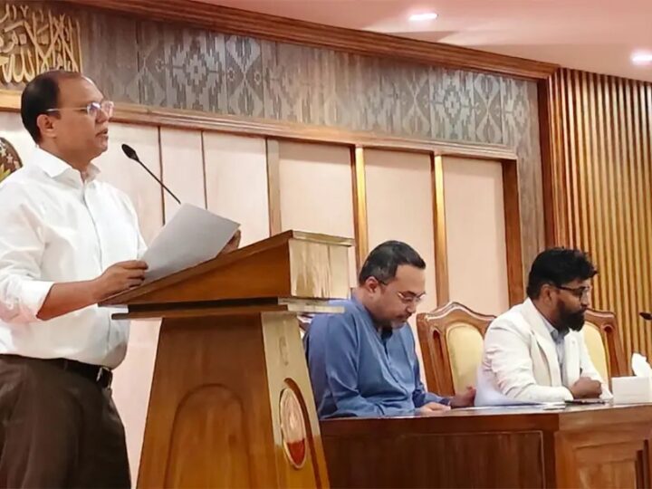 সবকিছুর সমালোচনা না করে সরকারকে সহযোগিতা করা উচিত