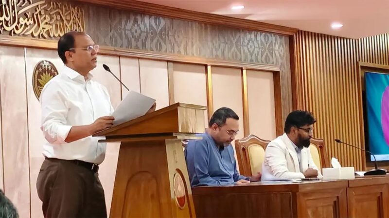 সবকিছুর সমালোচনা না করে সরকারকে সহযোগিতা করা উচিত