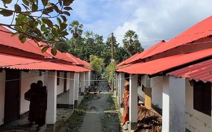 ঘর আছে, নেই বসবাসের পরিবেশ!