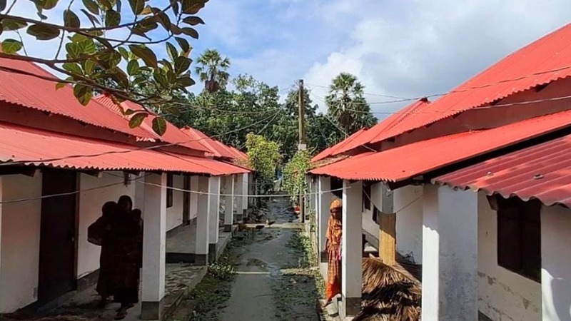 ঘর আছে, নেই বসবাসের পরিবেশ!