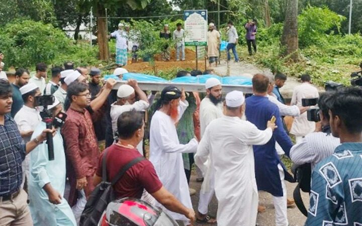 সবাইকে কাঁদিয়ে চিরনিদ্রায় অপ্রতিম, শেষ বিদায়ে কুবি ও গন্ধমতিতে মানুষের ঢল