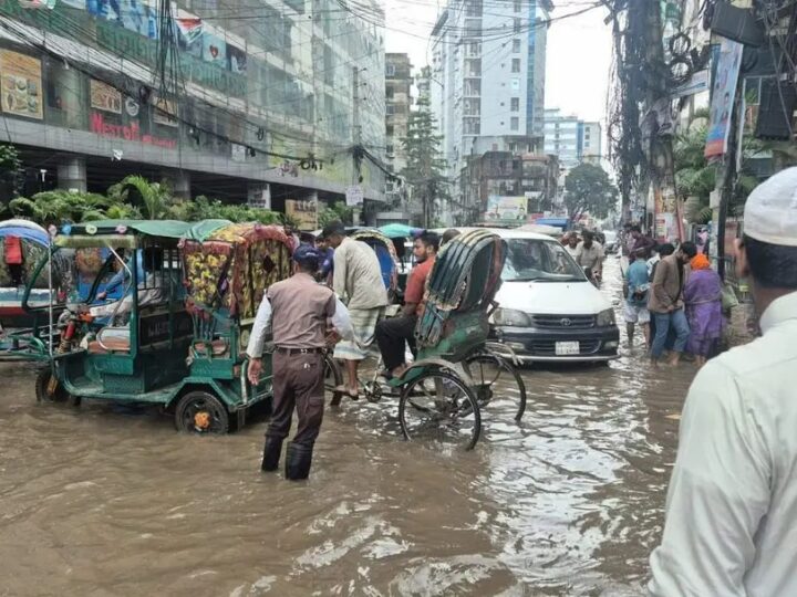 ভারী বৃষ্টিতে রাজধানীর বিভিন্ন এলাকা পানিতে তলিয়ে, দুর্ভোগে নগরবাসী