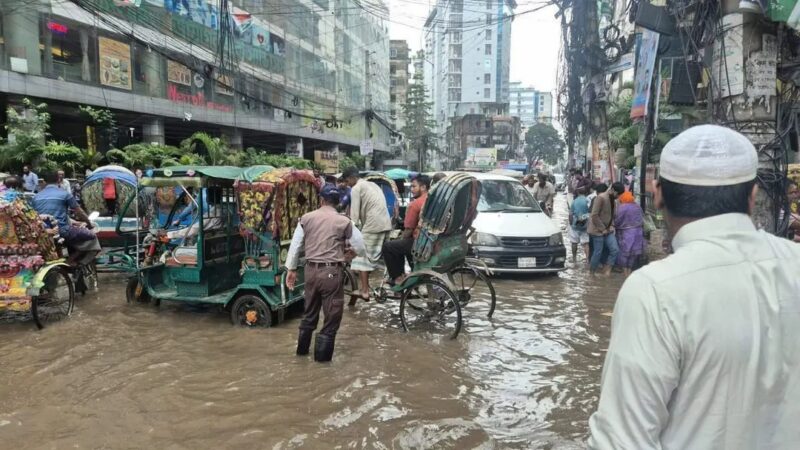 ভারী বৃষ্টিতে রাজধানীর বিভিন্ন এলাকা পানিতে তলিয়ে, দুর্ভোগে নগরবাসী