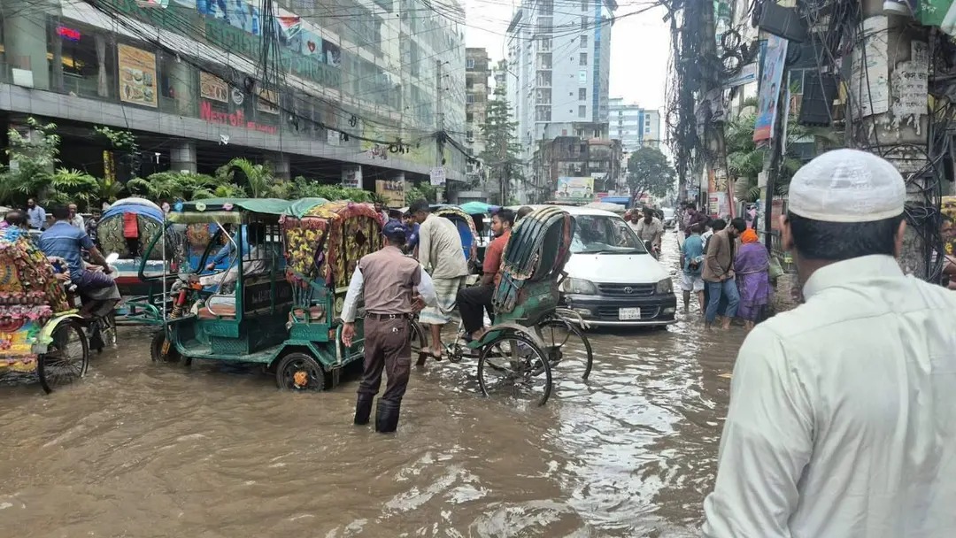 ভারী বৃষ্টিতে রাজধানীর বিভিন্ন এলাকা পানিতে তলিয়ে, দুর্ভোগে নগরবাসী