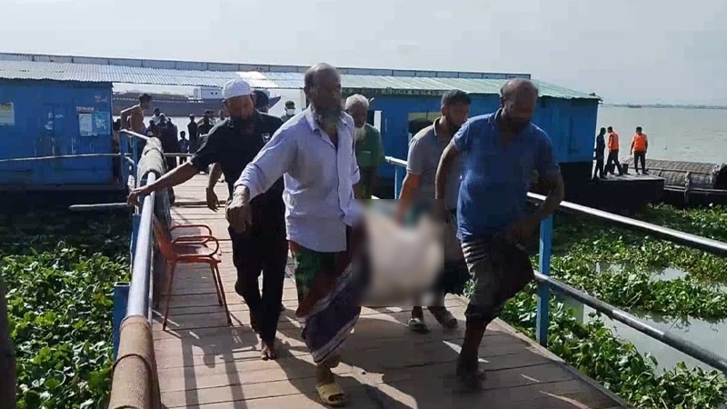 বিয়েতে যাওয়ার পথে ট্রলারডুবি: একই পরিবারের ৩ জনের মরদেহ উদ্ধার, নিখোঁজ বাবা