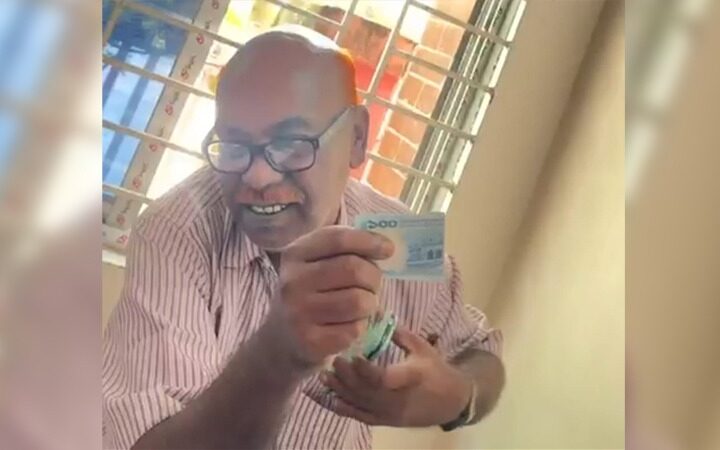 ১০০ টাকার ঘুষে খুশি নন অফিস সহকারী, তার আরও ১০০ টাকা চাই