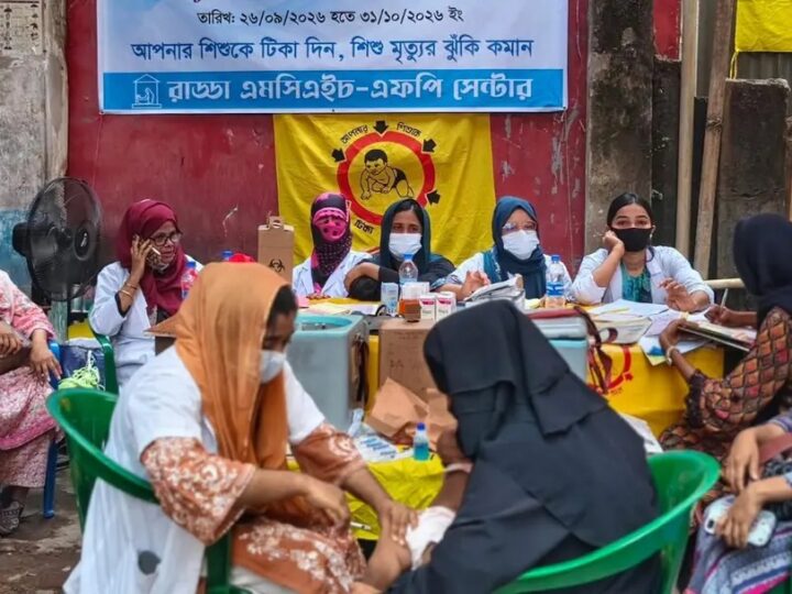 ধ্বংসস্তূপের পাশেই চলছে শিশুদের টিকাদান কার্যক্রম