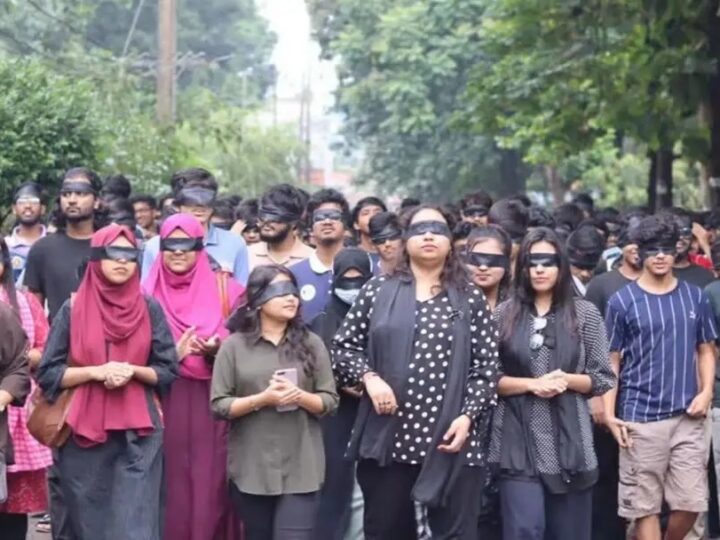 চুয়েটে চোখ বেঁধে মিছিল, সাবেক ভিসিকে পুনর্বহালের দাবি