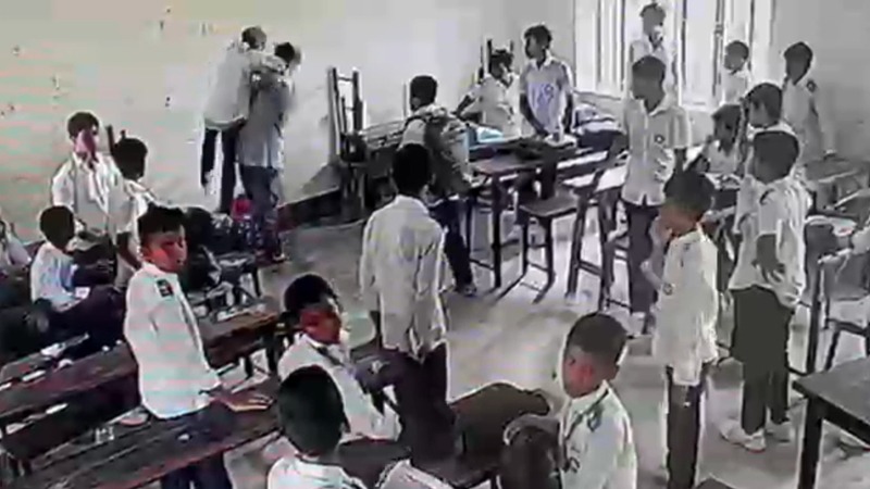 শ্রেণিকক্ষে ঢুকে শিক্ষার্থীকে শূন্যে তুলে আছাড় দিলেন সহপাঠীর অভিভাবক, অভিযুক্ত গ্রেপ্তার