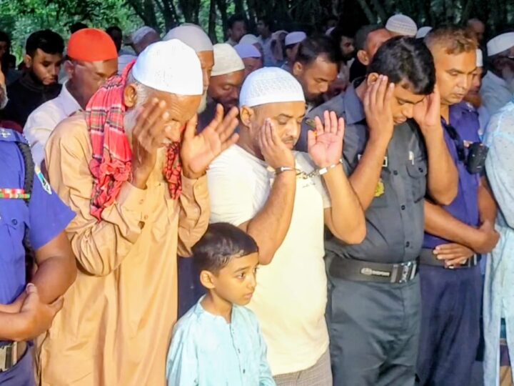 প্যারোলে মুক্তি পেয়ে মায়ের জানাজায় অংশ নিলেন নিষিদ্ধ আ. লীগ নেতা মাশরাফি