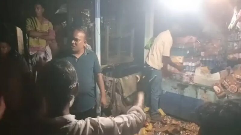 বাকিতে সিগারেট না পেয়ে দোকানির শরীরে পেট্রোল ঢেলে আগুন