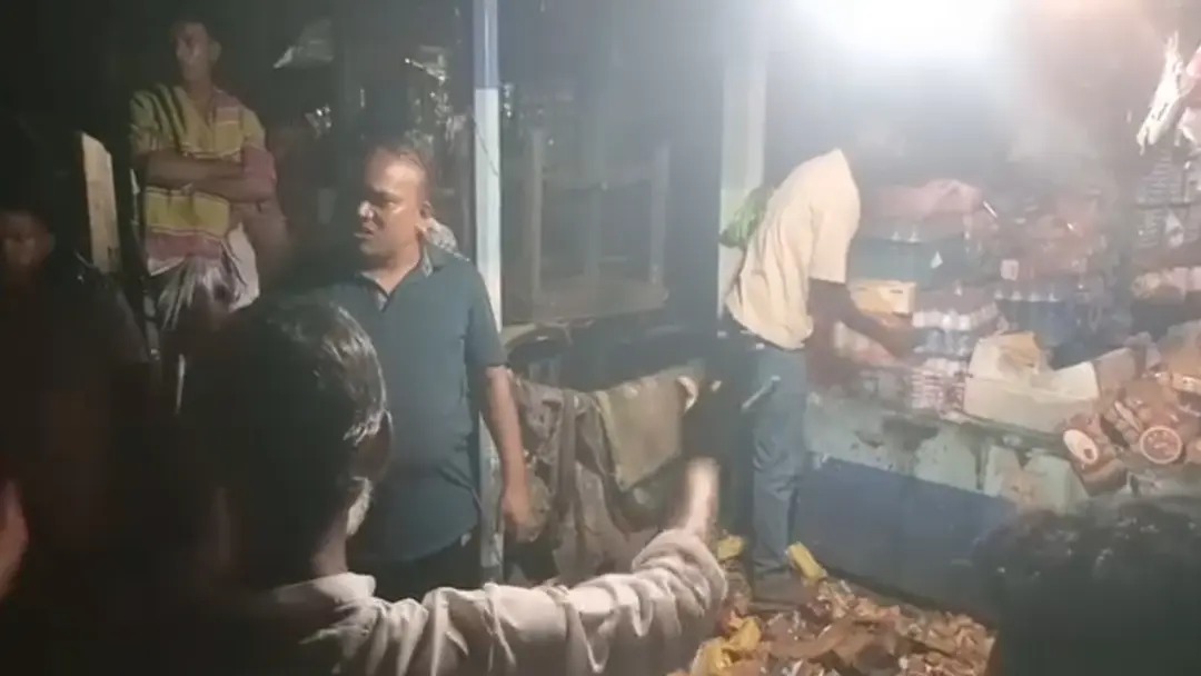 বাকিতে সিগারেট না পেয়ে দোকানির শরীরে পেট্রোল ঢেলে আগুন