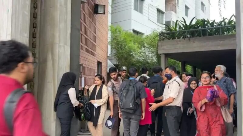 বোমা হামলার হুমকি, ব্র্যাক বিশ্ববিদ্যালয়ে তল্লাশি করে প্রবেশ