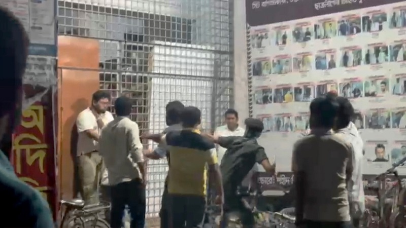 রাবিতে সাংবাদিকদের ওপর ছাত্রদলের হামলা, ৪ জনের ছাত্রত্ব বাতিলের সুপারিশ