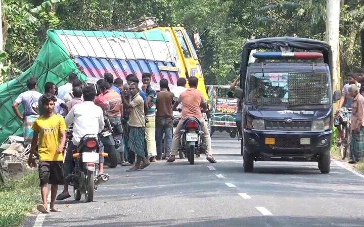 লালমনিরহাটে ট্রাকচাপায় প্রাণ গেল দুই নারীর