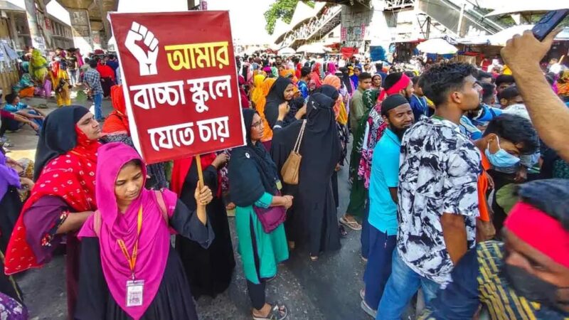 ন্যূনতম বেতন ৩০ হাজার টাকার দাবিতে শ্রমিকদের অবরোধ, বিমানবন্দর সড়কে ভোগান্তি