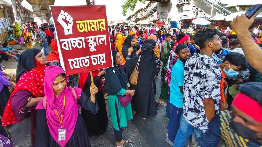 ন্যূনতম বেতন ৩০ হাজার টাকার দাবিতে শ্রমিকদের অবরোধ, বিমানবন্দর সড়কে ভোগান্তি
