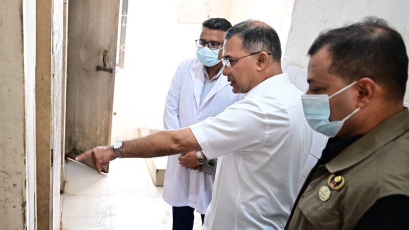 হাসপাতালে নিজের কক্ষে ধূমপান, চিকিৎসককে বরখাস্তের নির্দেশ প্রধানমন্ত্রীর