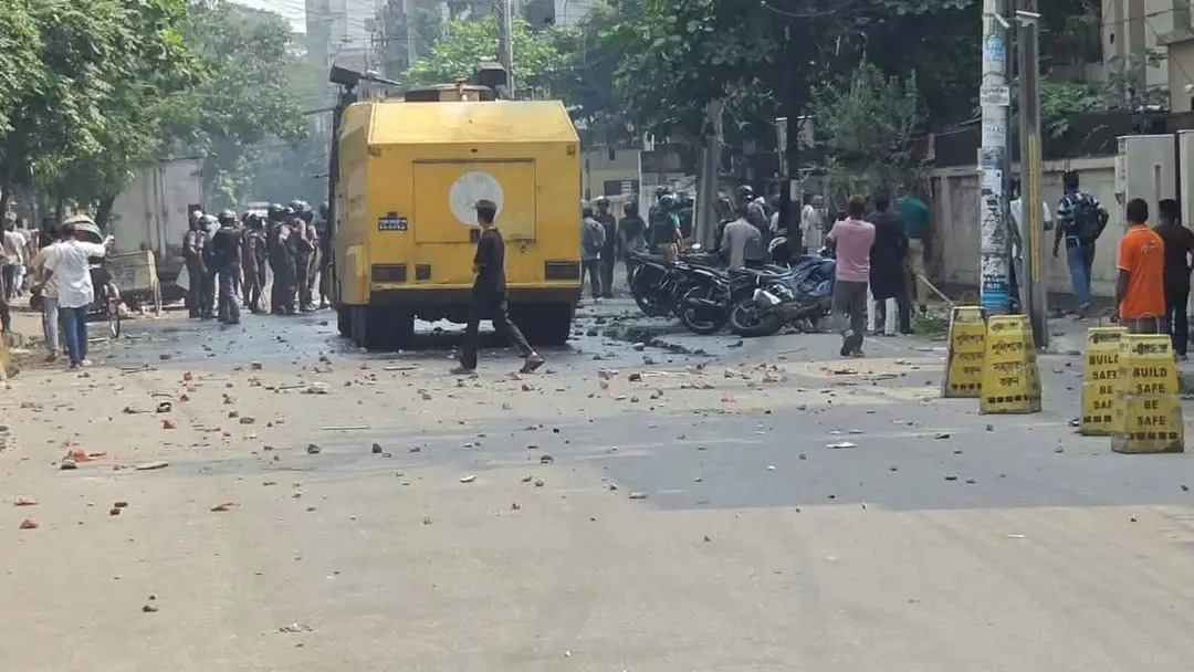 উত্তরায় পোশাকশ্রমিকদের ছত্রভঙ্গ করতে জলকামান-সাউন্ড গ্রেনেড