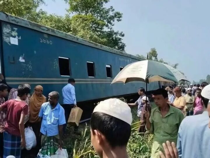 কুমিল্লায় কর্ণফুলী কমিউটারের ৩ বগি লাইনচ্যুত, আপলাইনে ট্রেন চলাচল বন্ধ