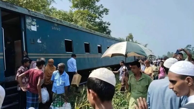 কুমিল্লায় কর্ণফুলী কমিউটারের ৩ বগি লাইনচ্যুত, আপলাইনে ট্রেন চলাচল বন্ধ