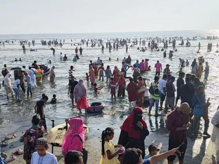 টানা ছুটিতে কক্সবাজারে পর্যটকের ঢল, রিসোর্টে আগুনের পর নিরাপত্তায় বাড়তি নজরদারি