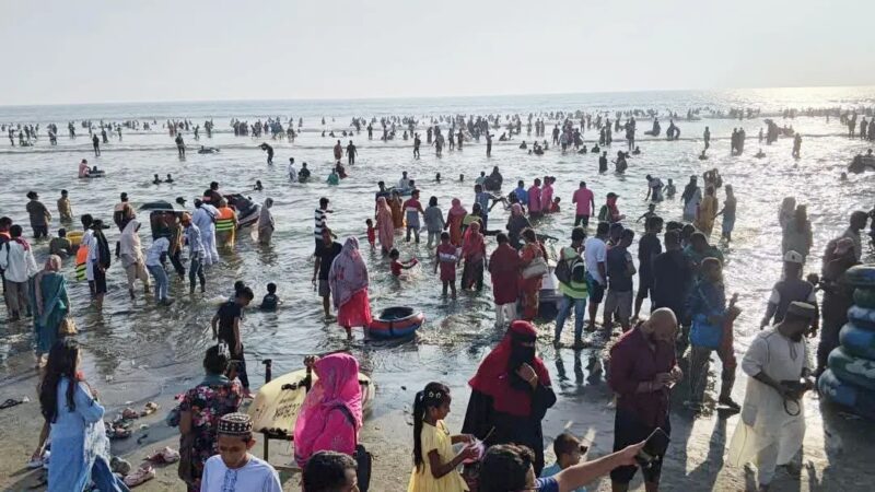 টানা ছুটিতে কক্সবাজারে পর্যটকের ঢল, রিসোর্টে আগুনের পর নিরাপত্তায় বাড়তি নজরদারি