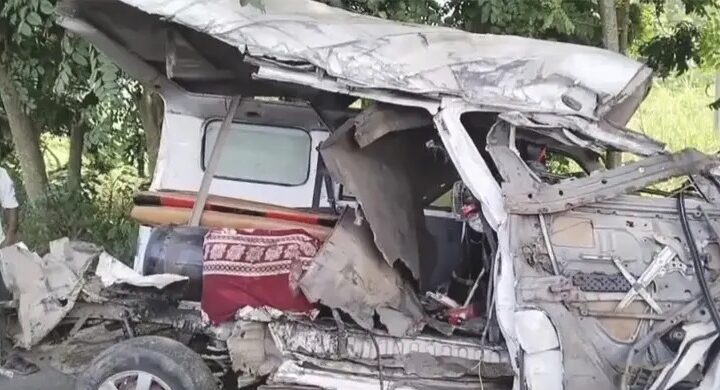 ফরিদপুরে বাস-অ্যাম্বুলেন্সের মুখোমুখি সংঘর্ষ, নিহত ৩