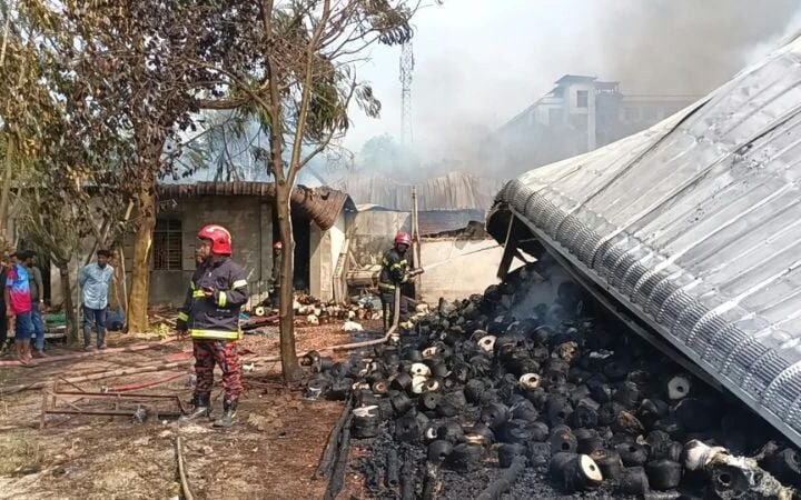 গাজীপুরে ভয়াবহ আগুন, সাড়ে তিন ঘণ্টার চেষ্টায় নিয়ন্ত্রণে