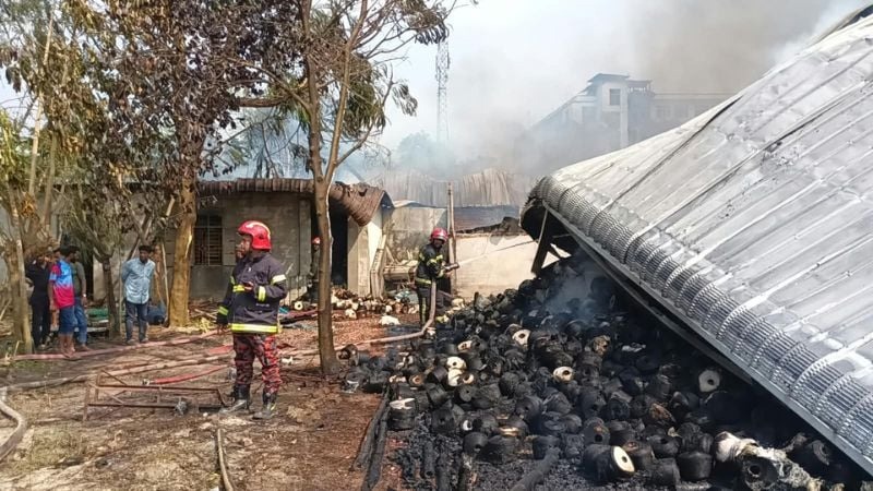 গাজীপুরে ভয়াবহ আগুন, সাড়ে তিন ঘণ্টার চেষ্টায় নিয়ন্ত্রণে
