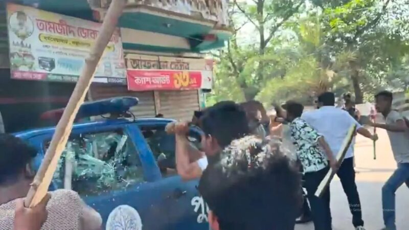 গোপালগঞ্জে ছাত্রলীগ-যুবলীগের মিছিল থেকে পুলিশের ওপর হামলা, আহত ২