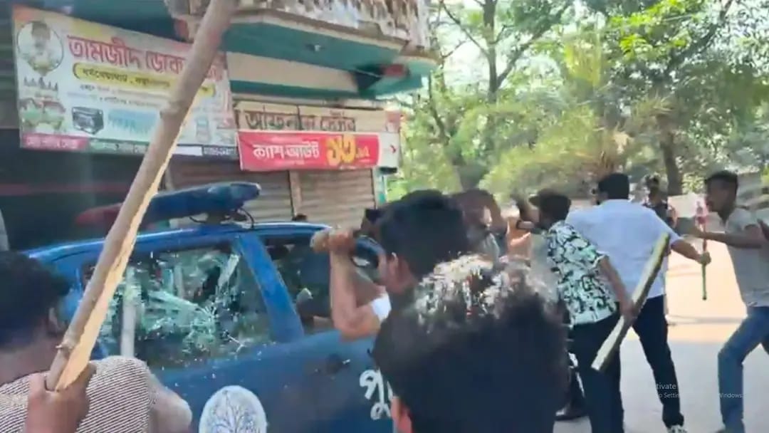 গোপালগঞ্জে ছাত্রলীগ-যুবলীগের মিছিল থেকে পুলিশের ওপর হামলা, আহত ২