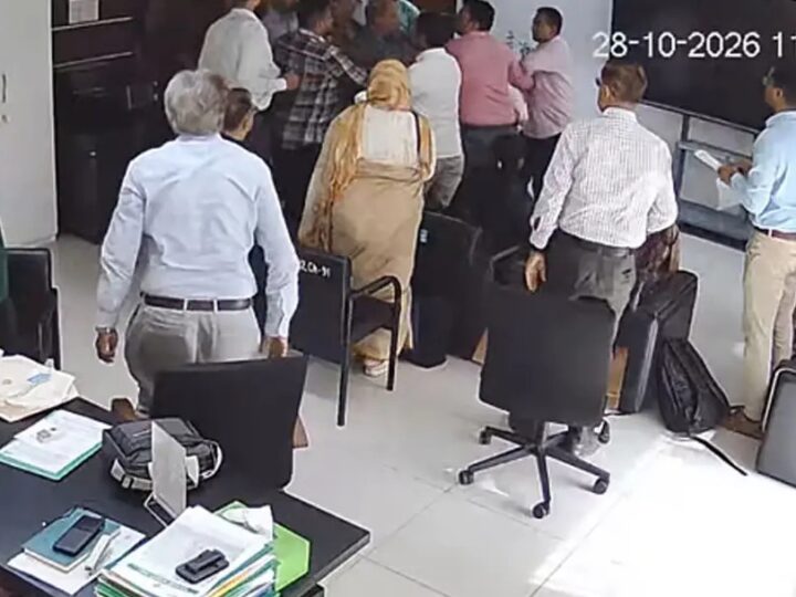 নিজ কার্যালয়ে আইইডিসিআর পরিচালককে টেনেহিঁচড়ে নিয়ে মারধরের অভিযোগ