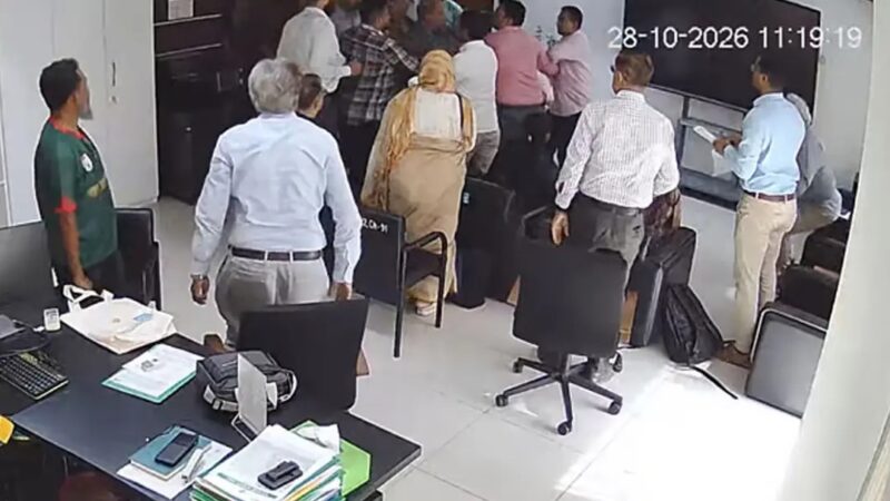 নিজ কার্যালয়ে আইইডিসিআর পরিচালককে টেনেহিঁচড়ে নিয়ে মারধরের অভিযোগ