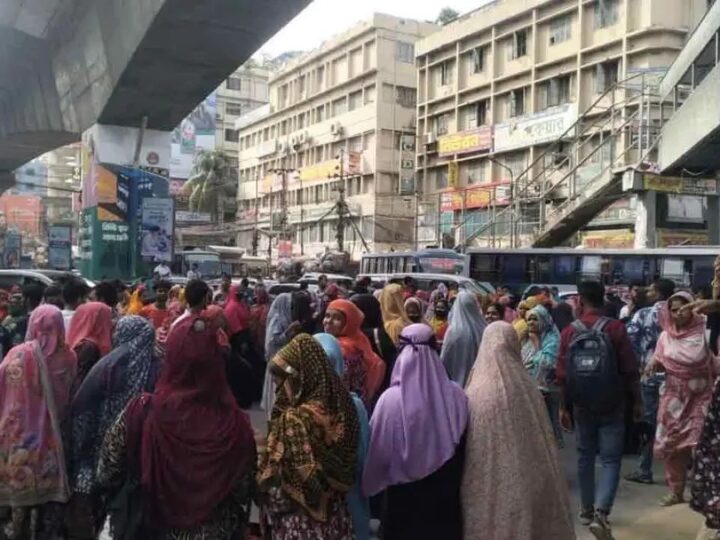 মিরপুরে সড়ক অবরোধ করেছেন পোশাক শ্রমিকরা, যান চলাচল ব্যাহত
